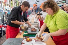 Weltrekordversuch, mit dem Ziel eines Eintrags im Guinessbuch der Rekorde: In Altstätten wird das längste Cordon bleu gemacht (Bild: Urs Bucher)
