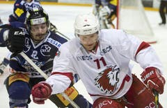 Der Zuger Fabian Sutter im Duell mit Caryl Neuenschwander. (Bild: Keystone)