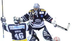 Matchwinner Nolan Schaefer (rechts) jubelt mit Captain Paolo Duca. (Bild: Keystone)