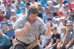 Bernhard Kämpf im 5. Gang beim traditionellen Brünig Schwinget vom Sonntag 31. Juli 2016 auf dem Brünig Pass. (Bild: KEYSTONE/Urs Flueeler)