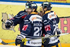 Die Zuger Johann Morant, Josh Holden, Lino Martschini und Reto Suri (von links) freuen sich nach dem 1:0. (Bild: Alexandra Wey / Keystone)
