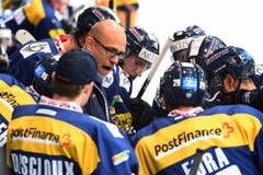 Ambri-Trainer Hans Kossmann nimmt ein Timeout. (Bild: Keystone / Gabriele Putzu)