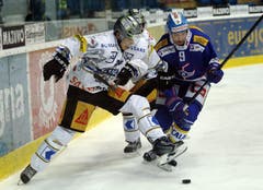 Zugs Reto Suri (links) gegen Klotens Jim Vandermeer. (Bild: Keystone)