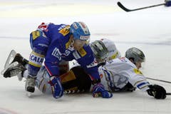 Kloten Flyers Stuermer Janick Steinmann, von links, gegen EV Zug Stuermer Bjoern Christen und Alessio Bertaggia. (Bild: Keystone)