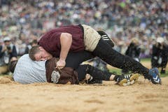 Christian Stucki ,oben, schwingt gegen Raphael Zwyssig. (Bild: Keystone)