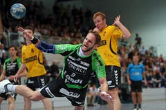 Der Krienser Daniel Fellmann, vorne, gegen Altdorfs Sebastian Munzert. (Bild: Philipp Schmidli / Neue LZ)