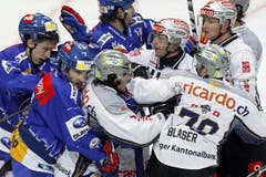 Kleine Schlägerei um den Zuger Sven Lindemann (Nummer 15). (Bild: Keystone)