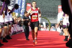 Markus Joho gewinnt bei den Männern auf der Halbmarathon-Strecke. (Bild: Roger Zbinden / Neue LZ)