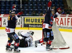 Kloten Flyers Stürmer Vojtech Polak, rechts, und Matthias Bieber, links, jubeln, nachdem Polak das Tor zum 2:2 Ausgleich schoss. (Bild: Keystone)
