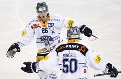 Der Zuger Reto Suri (links) feiert sein Tor zum 1:2 mit Teamkollege Daniel Sondell. (Bild: Keystone / Thomas Hodel)