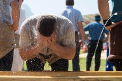 Einer gegen alle: Am Innerschweizer Schwing - und Älplerfest kämpften die Schwinger gegen eine brütende Hitze. (Bild: Keystone/Urs Flüeler)