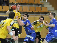 Die St. Galler Martin Engeler, Mitte links, und Filip Pendic, Mitte rechts, im Kampf mit dem Luzernern Fabio Baviera, Mitte, links, und Daniel Schmid, rechts (Bild: Keystone / Regina Kühne)