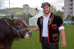 Martin Zimmermann mit dem Siegermuni. (Bild: PD)
