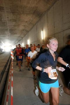 Der Lauf durch den Tunnel der Zentralbahn ist ein Highlight der fünften Austragung des Lucerne Marathons. (Bild: Eveline Beerkircher / Neue LZ)