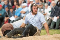 Matthias Aeschbacher im 1. Gang beim traditionellen Brünig Schwinget. (Bild: KEYSTONE/Urs Flueeler)