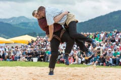 Der Berner Christian Stucki, links, besiegt den Innerschweizer Hansjoerg Gloggner. (Bild: kEYSTONE / ALESSANDRO DELLA VALLE)