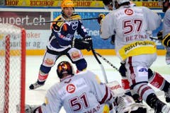 Der Zuger Glen Metropolit gegen Goalie Tobias Stephan und Goran Bezina von Genf Servette. (Bild: Keystone)