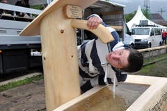 Schwinger Bruno Schürpf holt einen kräftigen Schluck. (Bild: Franz Föhn)