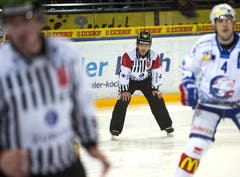 Schiedsrichter Brent Reiber (Mitte) während dem Spiel. (Bild: Keystone)