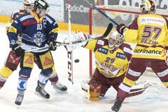 Auch Dominic Lammer kommt kann den Puck nicht ins Tor befördern. (Bild: Urs Flüeler / Keystone)