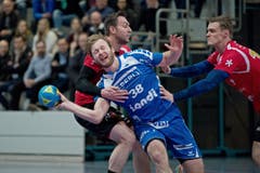 Thomas Hofstetter vom HC Kriens-Luzern wird zurückgehalten. (Bild: Pius Amrein / Neue LZ)