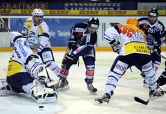 Die Ambri-Spieler Nolan Schaefer, Patrick Sidler und Maxim Noreau (von links) wehren sich gegen die Zuger Fabian Lüthi und Patrick Oppliger (Bild: Keystone)