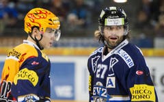 Die beiden EVZ-Spieler Reto Suri (links) und Josh Holden verstehen die Welt nicht mehr nach dem Debakel. (Bild: Keystone)