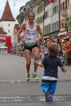 Philippe Linder wird im Ziel von seinem Sohn erwartet. (Bild: Philipp Schmidli)