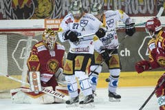 Langnau-Torhüter Damiano Ciaccio (links) wehrt sich gegen die Zuger Josh Holden (mitte) und Jarkko Immonen. (Bild: Keystone / Marcel Bieri)