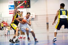 Setzt sich kraftvoll durch: Nicola Stevanovic von Swiss Central Basket (Mitte) gegen Neuenburgs Brian Savoy. (Bild: Eveline Beerkircher)