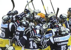 Die Ambri-Spieler jubeln nach dem Schlusspfiff. (Bild: Keystone)