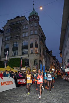 Die Spitzengruppe beim Elitelauf der Männer auf dem Kapellplatz Luzern angeführt von Frederick Ngeny (links 10) und Bernard Matheka (rechts 4) am Luzerner Stadtlauf (Bild: Philipp Schmidli / Neue LZ)