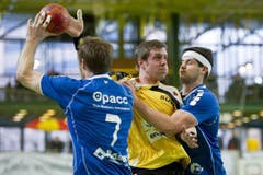 Die Krienser Daniel Schmid (links) und Bojan Beljanski versuchen Martin Engeler zu stoppen. (Bild: Keystone)