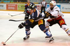 Der Zuger Stürmer Sven Senteler, links, im Spiel gegen Luganos Giovanni Morini. (Bild: Keystone/Alexandra Wey)