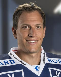 Björn Christen, Note 3.5 Sein Fuss behindert ihn stark. Macht die Fortsetzung der Karriere so Sinn? Trotz widriger Umstände relativ produktiv. Statistik: Quali: 50 Spiele, 8 Tore/14 Assists, 22 PIM, Minus-3-Bilanz. P-Runde: 3 Spiele, kein Tor/ kein Assist, keine PIM, Minus-1-Bilanz. (Bild: PD)