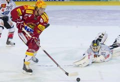 Tigers-Topskorer Simon Moser gegen EVZ-Torhüter Jussi Markkanen. (Bild: Keystone)