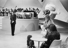 Die Schauspielerin Stephanie Glaser (rechts) tritt am 23. Februar 1974 als Tante Elise in der Sendung «Teleboy» mit Moderator Kurt Felix auf. (Bild: Keystone)