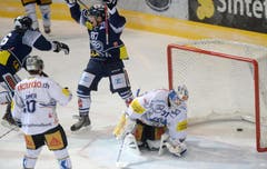 Paolo Duca vom HCAP, ganz links, erzielt das 2:2. (Bild: Keystone)