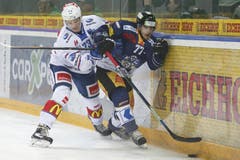 Der Zürcher Stuermer Mike Kuenzle (links) im Spiel gegen den Zuger Verteidiger Robin Grossmann. (Bild: Keystone / Alexandra Wey)