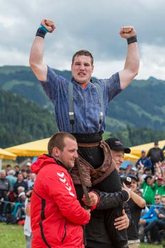 Der Innerschweizer Joel Wicki wird als Sieger gefeiert. (Bild: kEYSTONE / ALESSANDRO DELLA VALLE)