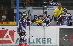 Jussi Markkanen (mitte) gratuliert Corsin Casutt (links) zu seinem Treffer. (ganz rechts: Duri Camichel) (Bild: Stefan Kaiser/Neue ZZ)