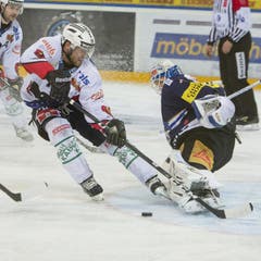 Geoff Kinrade vom SCB scheitert an Zugs Goalie Eero Kilpelaeinen. (Bild: Keystone)