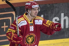 Der Langnauer Tobias Bucher jubelt. Er schoss im ersten Drittel den Ausgleich zum 1:1. (Bild: Keystone / Marcel Bieri)
