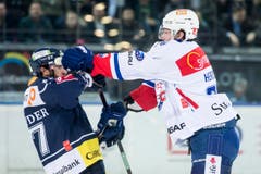Zugs Fabian Schnyder, links, gerät an Zürichs Fabrice Herzog. (Bild: Alexandra Wey/Keystone)