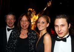 CSI Zürich-Reiturnierchef Urs Theiler (links) mit seiner Ehefrau Christine und seinem Sohn Ronny (rechts) und dessen Freundin Fiona. (Bild: André Häfliger/Neue LZ)