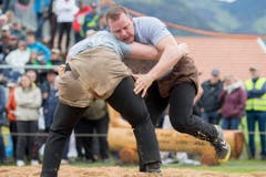 Christian Schuler, rechts, siegte im 5. Gang gegen Roger Buerli. (Bild: Urs Flüeler / Keystone)