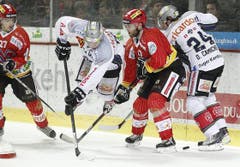 Zugs Corsin Casutt, Mitte, kämpft mit Biels Tom Preissing um den Puck.