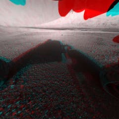 So sieht es vor dem Rover aus– in 3D. Auch hier ist der Mount Sharp zu erkennen, auch wenn er von einem Bestandteil der Bohrvorrichtung verdeckt wird. (Bild: Nasa / JPL-Caltech)