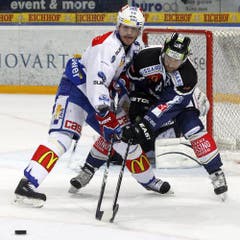 ZSC Lions Juraj Kolnik, links, gegen den Zuger Andreas Furrer. (Bild: Keystone)