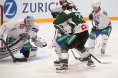 Oltens Philipp Wüest (rechts) scheitert an Zug-Torhüter Tobias Stephan. (Bild: Marcel Bieri / Keystone)